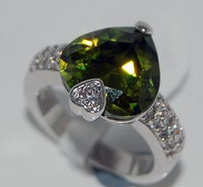 方形蘋果綠鋯石電鍍白金戒指 廠家直銷價格與精美圖片賞析